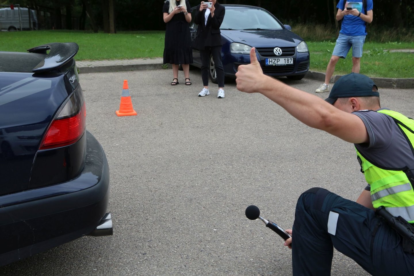 Kauno kelių policijos pareigūnai kvietė vairuotojus patikrinti, kokį garsą skleidžia jų transporto priemonė.<br> M.Patašiaus nuotr.