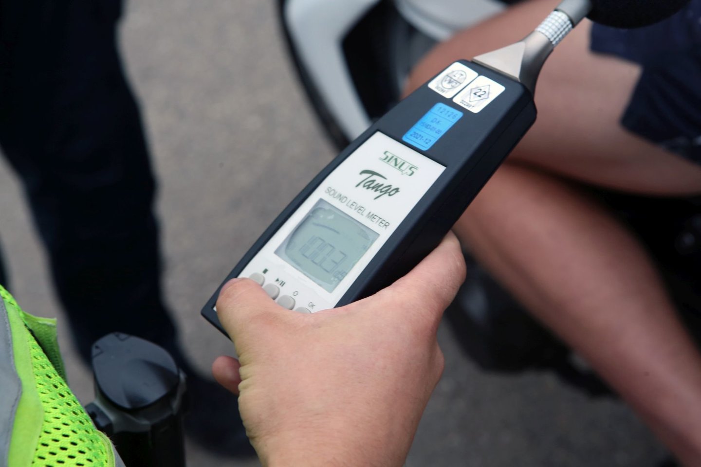 Kauno kelių policijos pareigūnai kvietė vairuotojus patikrinti, kokį garsą skleidžia jų transporto priemonė.<br> M.Patašiaus nuotr.