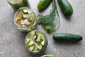 Lengvai paruošiami agurkai „Kareivėliai“: receptas, kuriuo verta dalintis