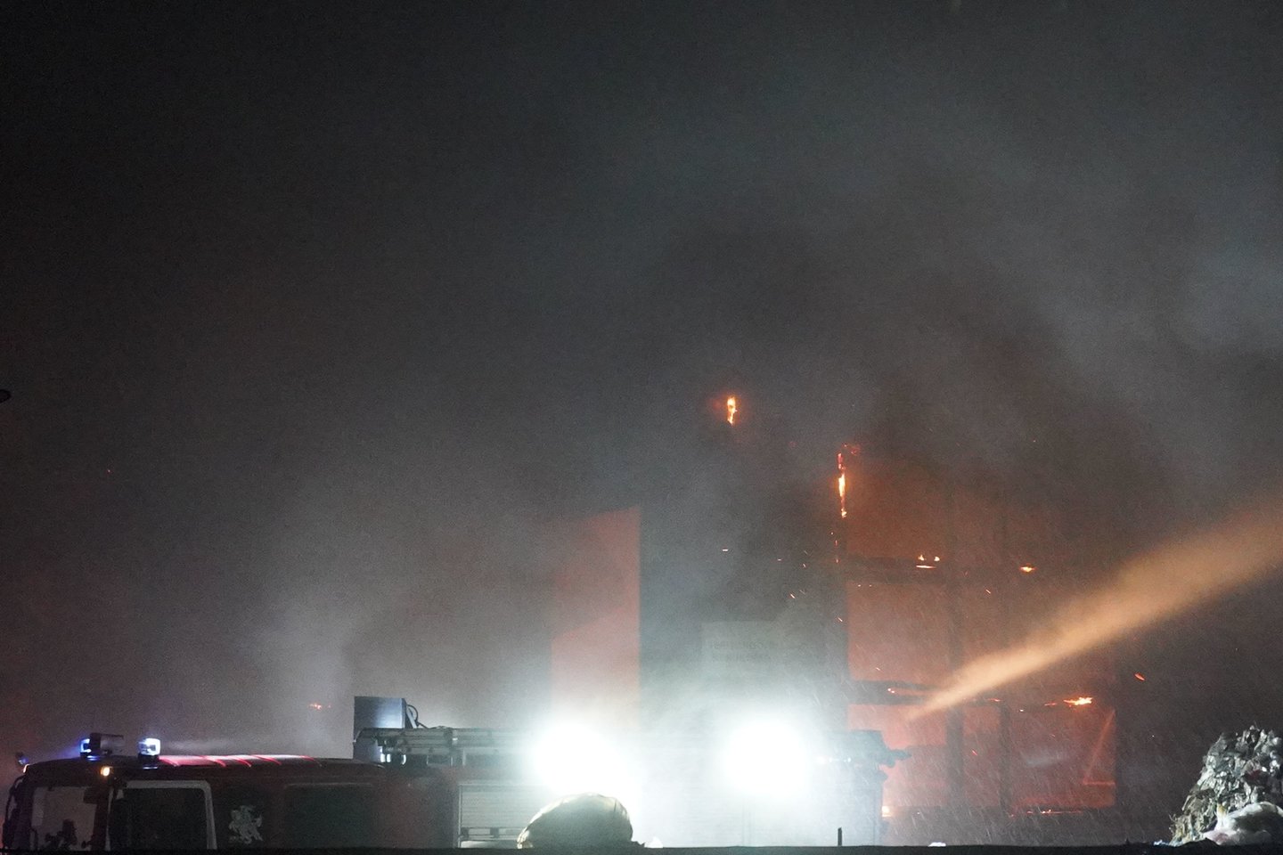 Per milžinišką gaisrą Kaune degė ir pavojingos atliekos: įmonės vadovas pranešė, kiek užtruks sutvarkyti įvykio vietą.<br>G.Bitvinsko nuotr.