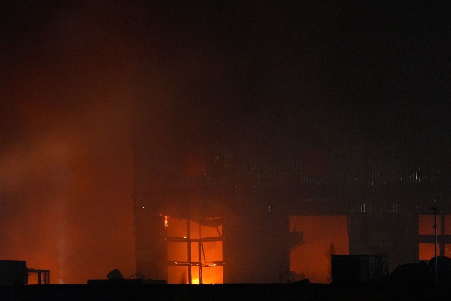Per milžinišką gaisrą Kaune degė ir pavojingos atliekos: įmonės vadovas pranešė, kiek užtruks sutvarkyti įvykio vietą.<br>G.Bitvinsko nuotr.