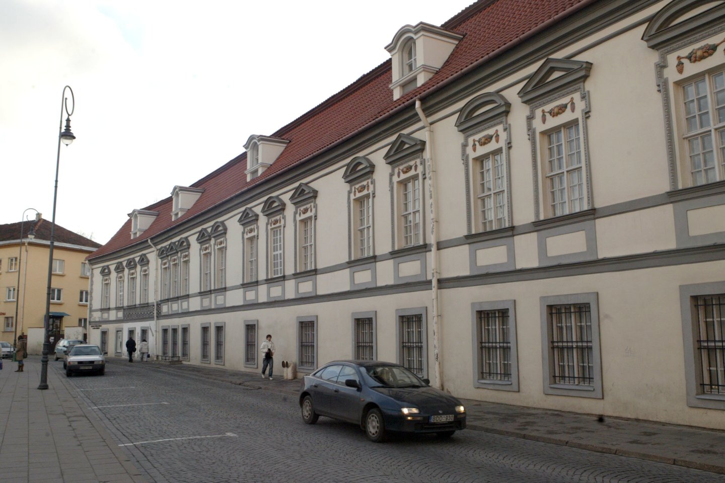 Neaiškus užtaisas buvo įmestas į muziejaus direktorės antrame aukšte esantį kabinetą.  <br>V.Kapočiaus nuotr.