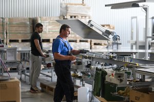 Lietuvos ekonomikos paveiksle – vis niūresnės spalvos: augs nedarbas, kai kuriuos stipriai prispaus augančios kainos