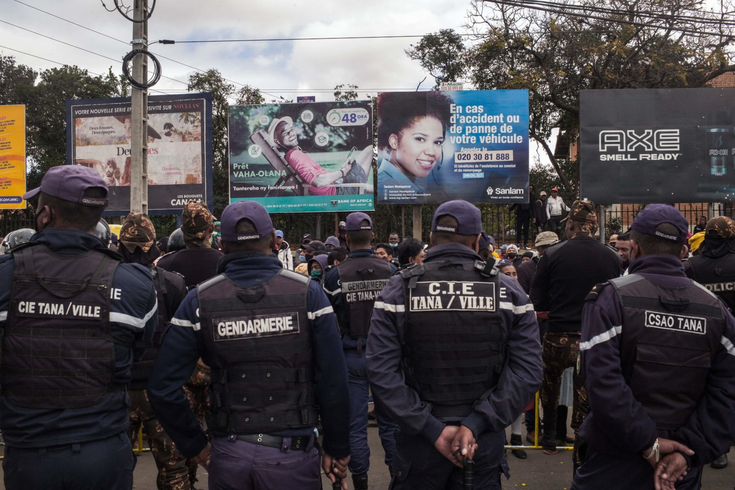 Madagaskaro policijos pareigūnai.<br>AFP/Scanpix nuotr.