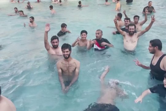 Protestuotojai Irake įsiveržę į vyriausybės rūmus prabangiai leido laiką: ilsėjosi foteliuose, vėsinosi baseine