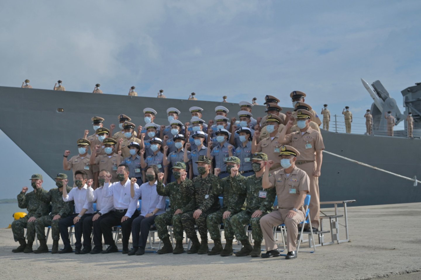 Taivano prezidentė Tsai Ing-wen (pirmoje eilėje viduryje) fotografuojasi su karinio jūrų laivyno kariais priešais fregatą, rugpjūčio 30 d. apžiūrėdama karinius dalinius Penghu salose.<br>AFP/Scanpix nuotr.