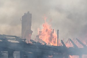 Įsiplieskusi ugnis nusiaubė gyvenamąjį namą Vilniuje: kaimynai iš liepsnų apimto pastato vos spėjo išgelbėti jo gyventojus