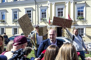 Prie ministerijos durų pasistatė palapinę ir grasina čia apsigyventi: protestuotojams – klausimai dėl partinės priklausomybės