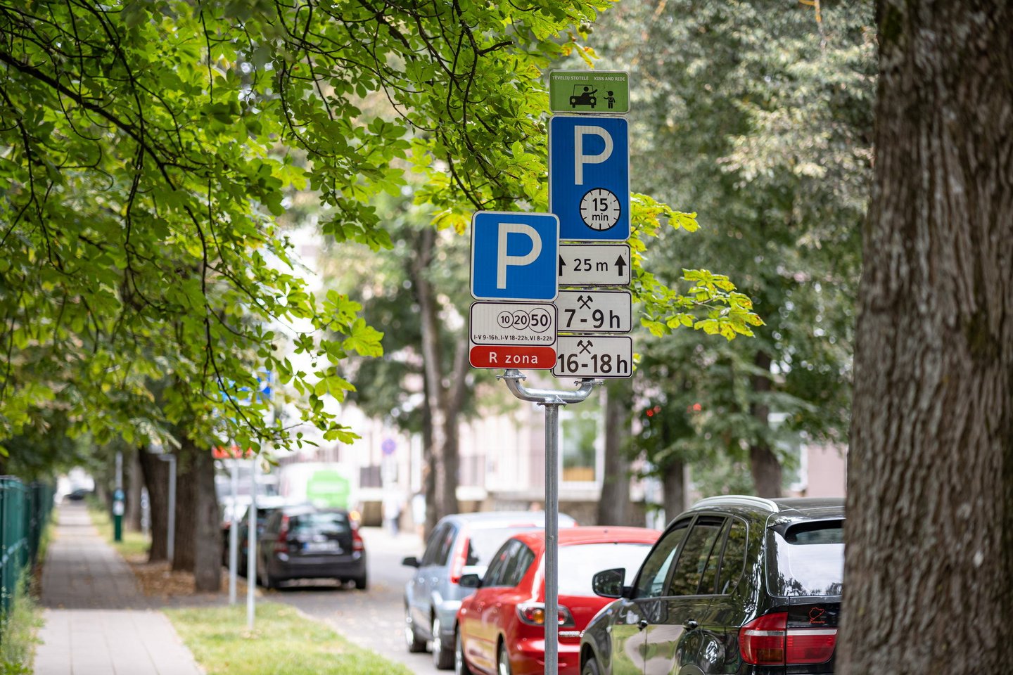 „Kiss and ride“ (angl. „pabučiuok ir važiuok“) stotelėse Vilniuje tėvams, vežantiems vaikus automobiliais į darželius, bus leidžiama trumpam sustoti ir popiet.<br>Vilniaus savivaldybės nuotr.