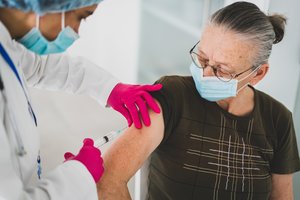 JAV patvirtino atnaujintas „Pfizer“ ir „Moderna“ vakcinas nuo omikron atmainos