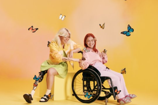 „Camelia“ pristatė naują vaizdo klipą – siekia atkreipti visuomenės dėmesį į žmones su negalia ir mažinti jų patiriamą atskirtį