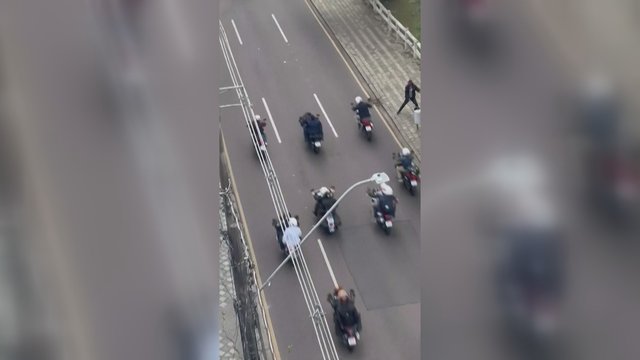 Netikėtas Brazilijos prezidento užpuolimas: į motociklu važiuojantį vyrą mestas vandens buteliukas