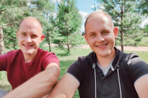 Vienas kitą visuomet palaikantys kupiškėnai dvyniai kartu ėmėsi širdžiai mielo darbo 