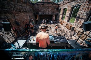 Ateik. Prie Ukrainos reiverių talkos Ukrainos griuvėsiuose jungiasi ir kauniečiai