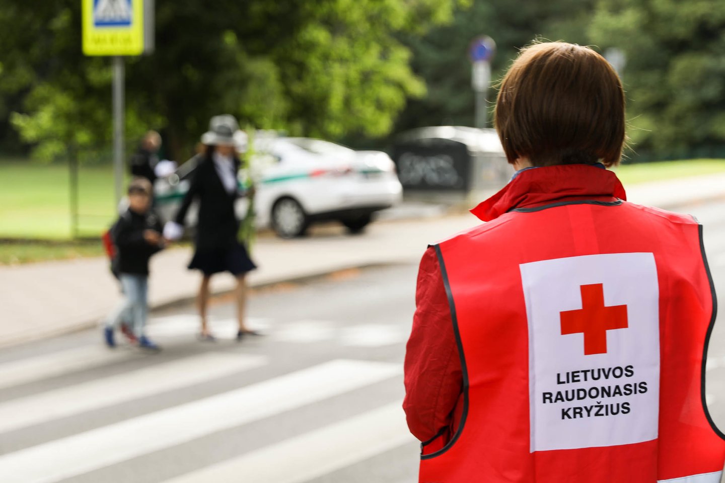 Rugsėjo 1-ąją Lietuvos policija, siekdama užtikrinti eismo dalyvių saugumą pėsčiųjų perėjose ir viešąją tvarką, pasitelkė per 350 savanorių visoje Lietuvoje.<br>Jurgitos Žymantaitės nuotr.