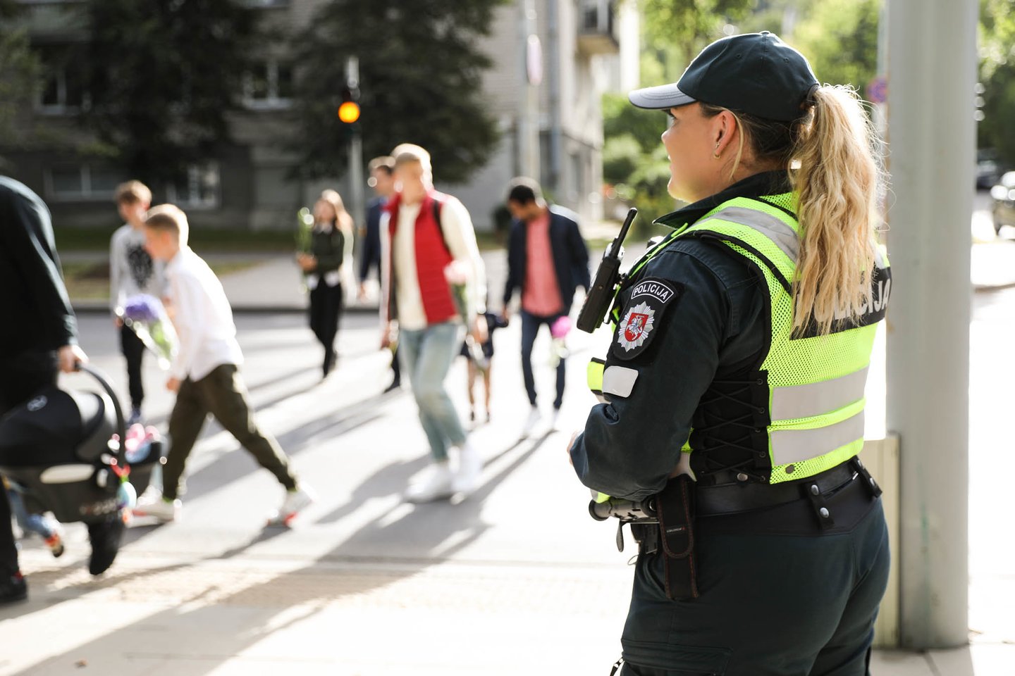 Rugsėjo 1-ąją Lietuvos policija, siekdama užtikrinti eismo dalyvių saugumą pėsčiųjų perėjose ir viešąją tvarką, pasitelkė per 350 savanorių visoje Lietuvoje.<br>Jurgitos Žymantaitės nuotr.