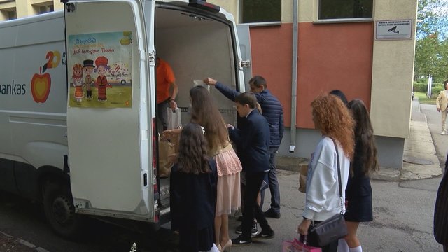 Neįprasta Klaipėdos licėjaus iniciatyva: vietoje gėlių moksleiviai raginami paremti skurstančiuosius