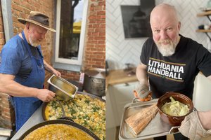 Vytaras  Radzevičius: „Įsikūriau miške, tai ir gyvenu su gamta, pagal saulę“