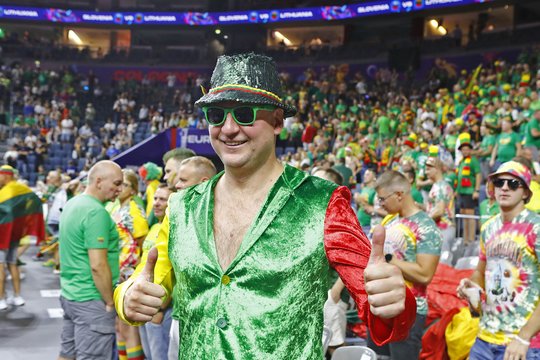 Rinktinė turės šeštą žaidėją: sirgaliai iš Lietuvos uždominavo Kelno areną