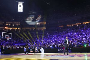 Europos čempionate pagerbtas D. Nowitzki – į arenos palubę iškelti žaidėjo marškinėliai, legendai dėkojo visa arena