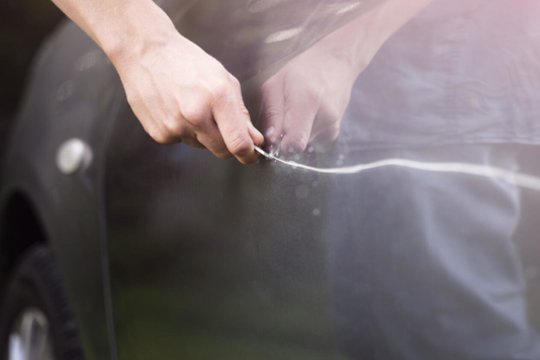 Nauja mada Klaipėdoje: neįtikusius asmenis auklėja braižydami automobilius ir rašydami keiksmažodžius