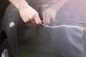 Nauja mada Klaipėdoje: neįtikusius asmenis auklėja braižydami automobilius ir rašydami keiksmažodžius