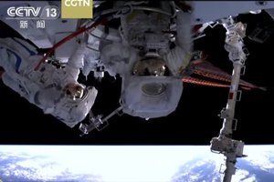 Kinijos astronautai surengė sėkmingą išėjimą į atvirą kosmosą