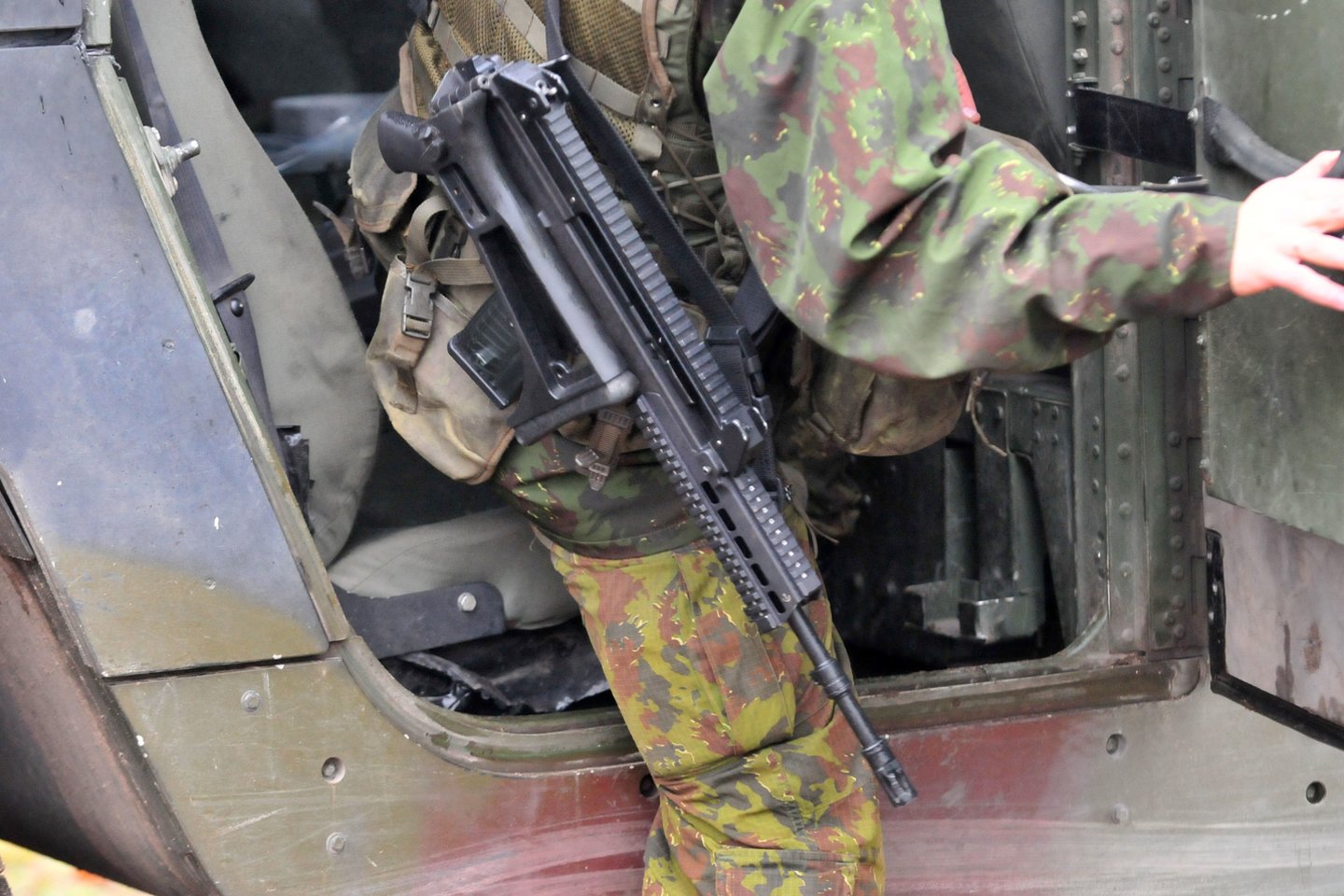 KAM ankstina automatinių šautuvų G-36 perdavimą Valstybės sienos apsaugos tarnybai.<br>A.Vaitkevičiaus nuotr.
