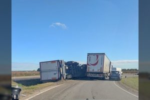 Klaipėdos rajone apvirto vilkikas, vairuotojas išgabentas į ligoninę