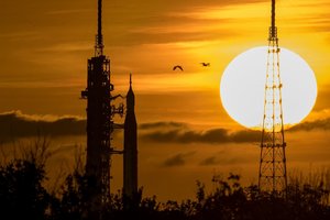 NASA ruošiasi šeštadienį numatytam skrydžių į Mėnulį raketos bandomajam startui