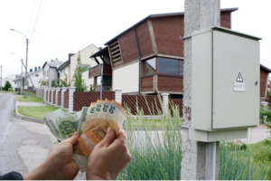 Nei pirmyn, nei atgal: sutartį su elektros tiekėju pasirašė, tačiau trečią mėnesį negali sumokėti sąskaitų – bijo, kas bus