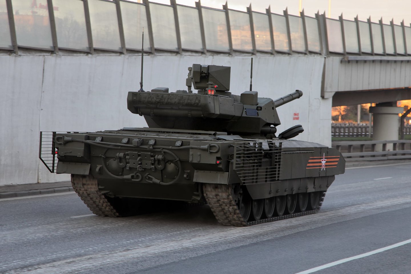  Rusija nori, kad kitos šalys pirktų jos pažangųjį tanką „T-14 Armata“ – tačiau pati Rusija neatrodo labai susidomėjusi naujuoju kūriniu.<br> Wikimedia commons.
