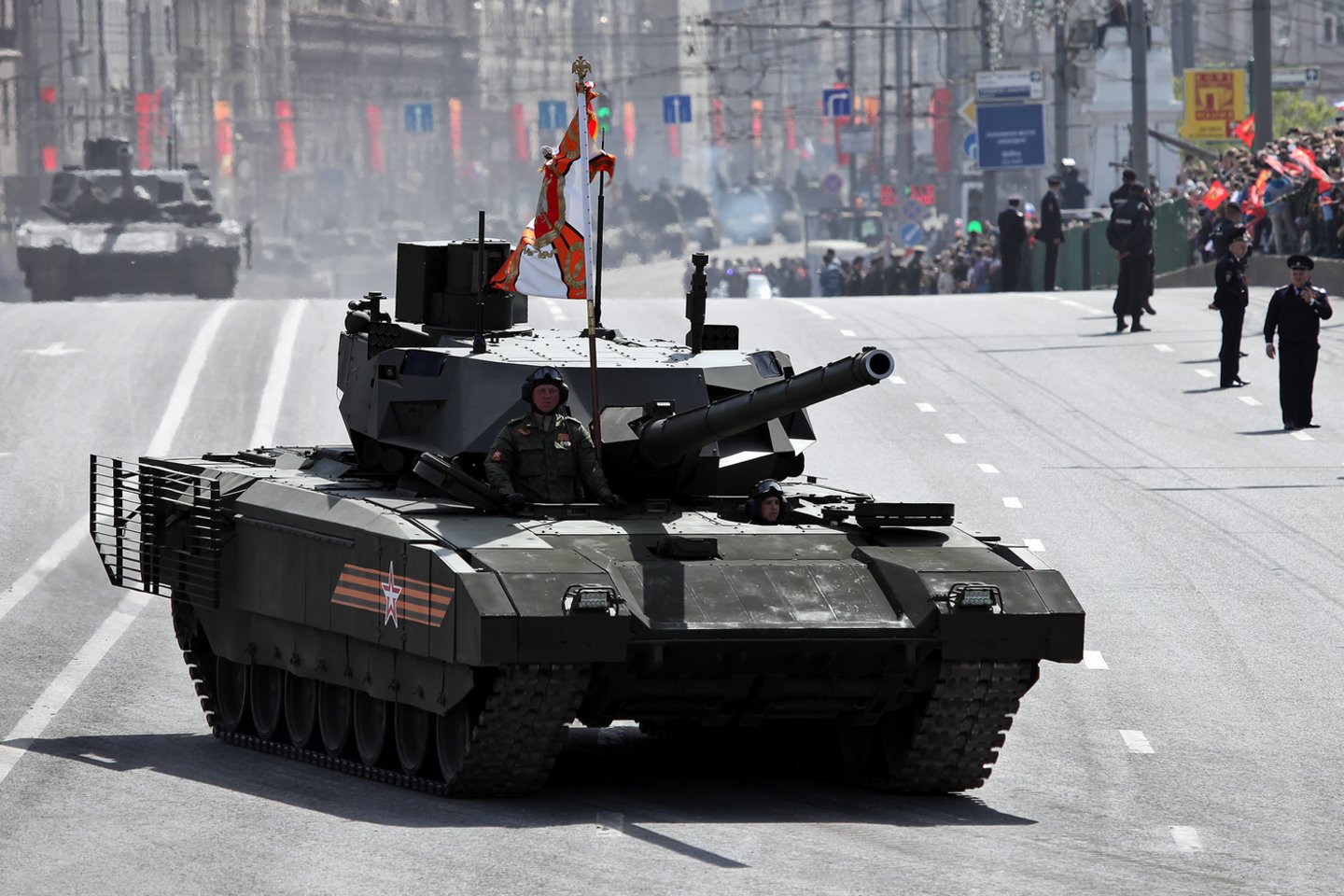  Rusija nori, kad kitos šalys pirktų jos pažangųjį tanką „T-14 Armata“ – tačiau pati Rusija neatrodo labai susidomėjusi naujuoju kūriniu.<br> Wikimedia commons.