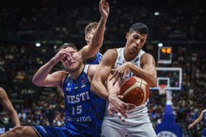 Antrajame kėlinyje smogusi Italija sirgalių paramos sulaukusius estus paliko be pergalės