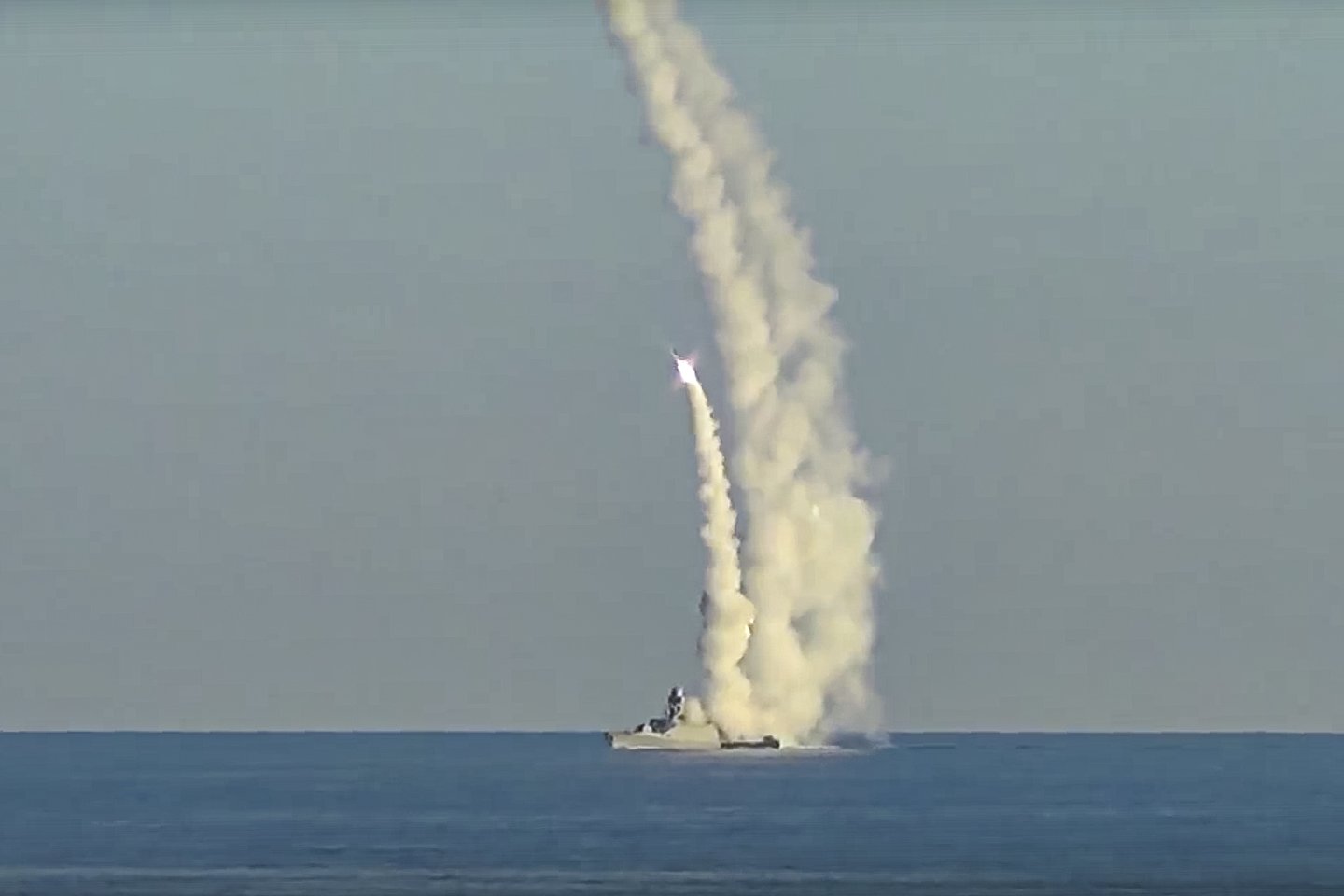 Karas Ukrainoje. Rusijos „Kalibr“ Juodojoje jūroje.<br>AP/Scanpix nuotr.