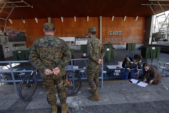Čilėje vyksta referendumas dėl diktatūros laikais parengtos konstitucijos pakeitimo