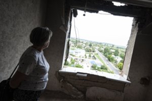 Viską praradusi ukrainietė prisiekė sugrįžti į sugriautus namus Hostomelyje: „Ar matote, ką padarė rusai?“