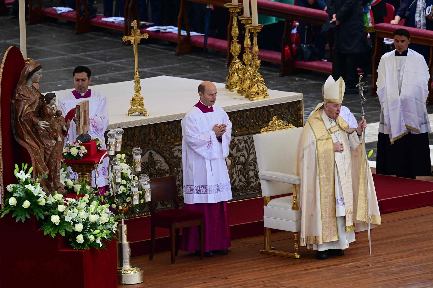 ​Tūkstančiai žmonių sekmadienį susirinko šv. Petro aikštėje, kur pontifikas Pranciškus paskelbė Joną Paulių I, vadinamąjį „besišypsantį popiežių“, vadovavusį Katalikų Bažnyčiai vos 33 dienas, palaimintuoju.<br>AFP/Scanpix nuotr.