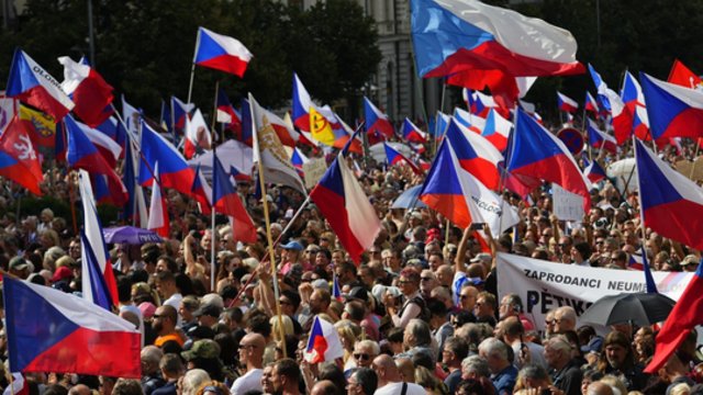 Bemaž 70 tūkst. protestuotojų Prahos Vaclovo aikštėje: premjeras organizatorius kaltina „prorusiška orientacija“