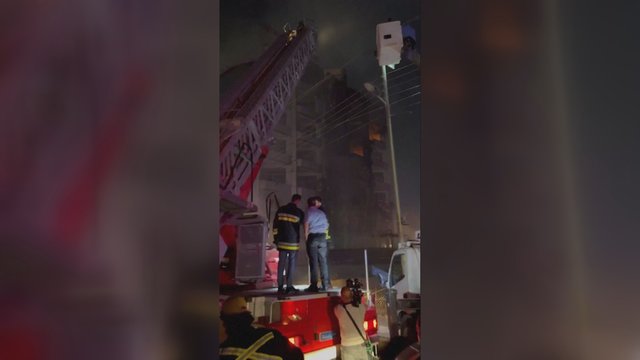 Viename Irako viešbučių kilo gaisras: dėl įsiplieskusių liepsnų 40 žmonių įstrigo ant pastato stogo