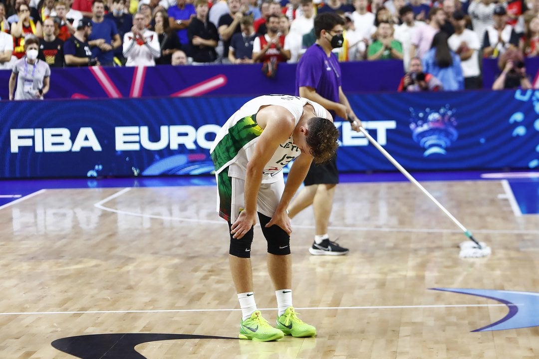 sconfitte di squadre di basket, calciatori schiacciati e medaglie di giovani atleti