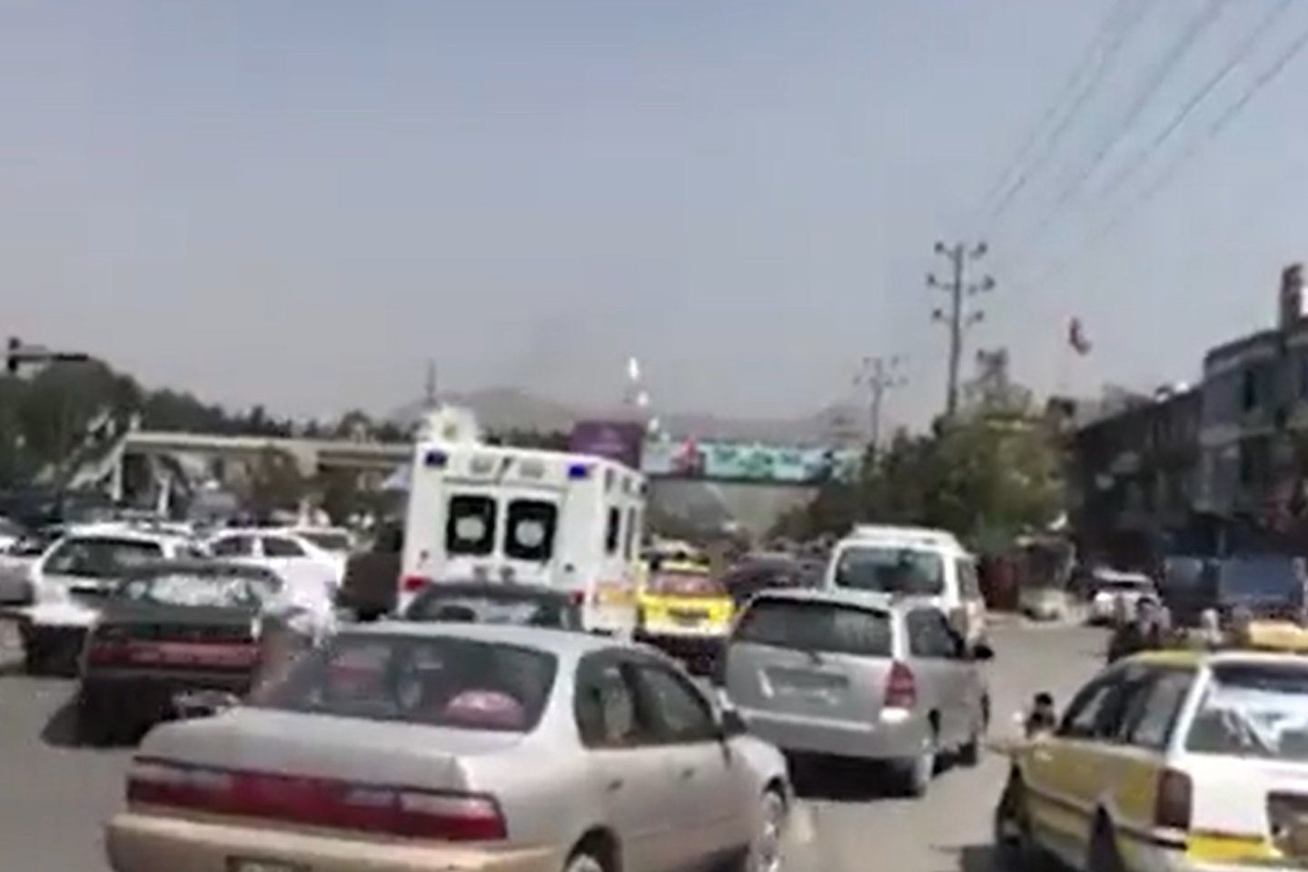Kabule šalia Rusijos ambasados sprogo bomba.<br>„Twitter“ vaizdo įrašo stopkadras.
