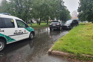 Girtas prie vairo sėdęs buvęs teisėjas V. Karšulis perduotas laiduotojui