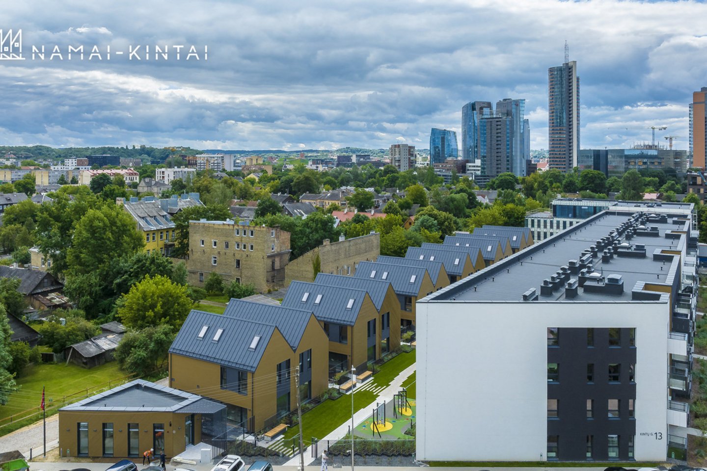 Nekilnojamojo turto plėtros bendrovė „Galio Group“ baigė statyti gyvenamąjį projektą „Namai-Kintai“ Vilniaus Šnipiškių rajone. Investicijos į k eturių aukštų daugiabučio namo ir dvylikos mažaaukščių sublokuotų namų kompleksą siekė 14,5 mln. eurų su PVM.<br>Projekto „Namai-Kintai“ nuotr.