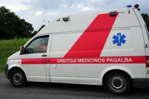 Visiškai girta pas ligonį nuvykusi greitosios medikė atleista iš darbo: vadovas įtarė, kad piktnaudžiauja alkoholiu