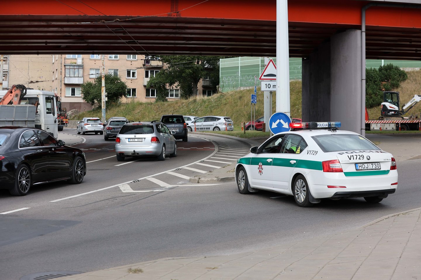 Avarija Vilniuje: apvirtęs automobilis uždarė eismą link oro uosto.<br> T.Bauro nuotr.