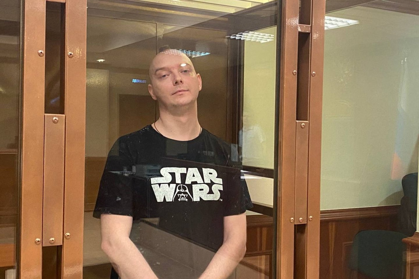 Maskvos teismas skyrė 22 metų įkalinimo bausmę gynybos klausimais rašydavusiam buvusiam reporteriui Ivanui Safronovui, nuteistam dėl kaltinimų valstybės išdavimu.<br>Reuters/Scanpix nuotr.