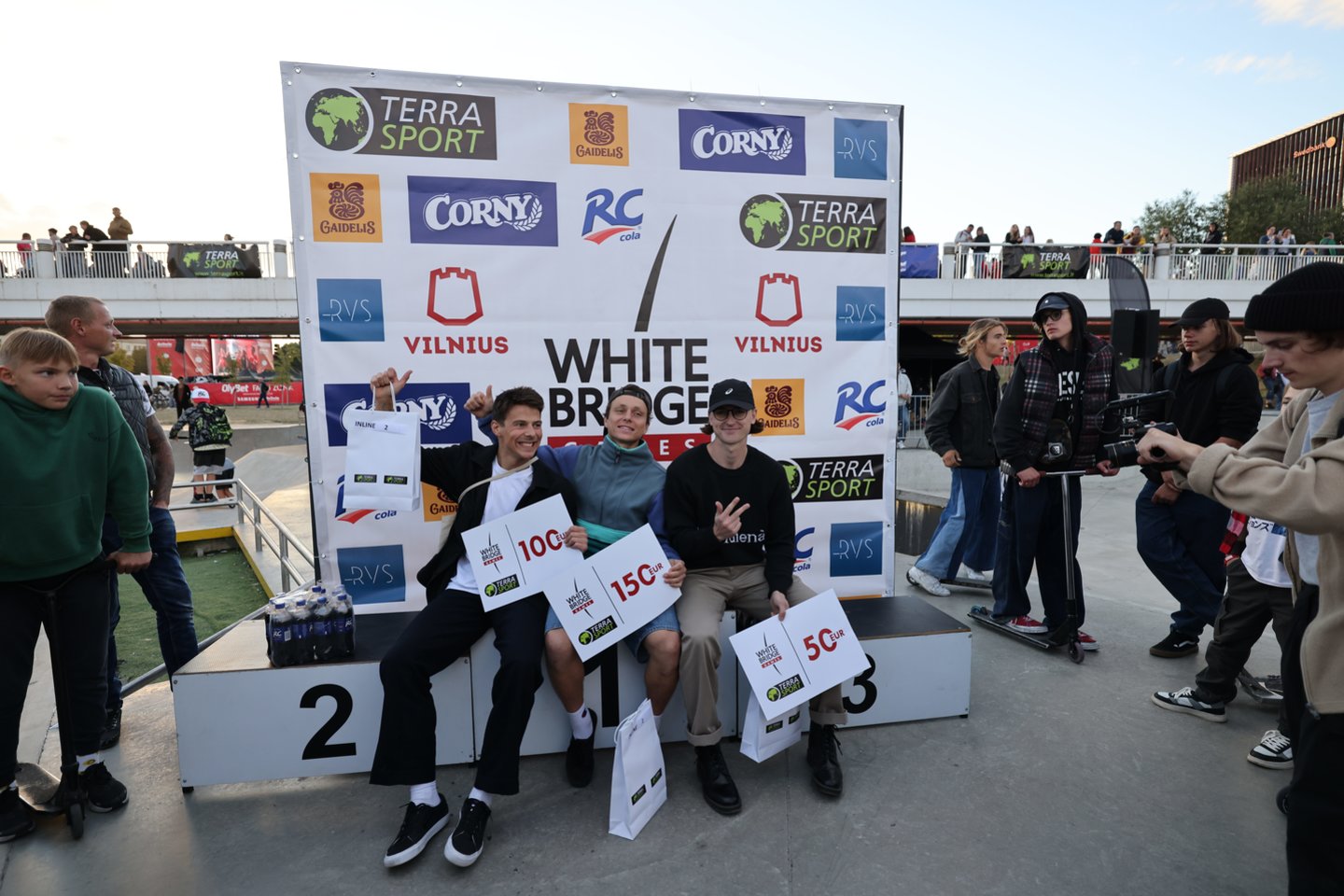  Sostinės Baltojo tilto riedlenčių ir riedučių aikštyną sudrebino didžiausios Lietuvoje ekstremalaus sporto varžybos „White Bridge Games“.<br>Organizatorių nuotr.