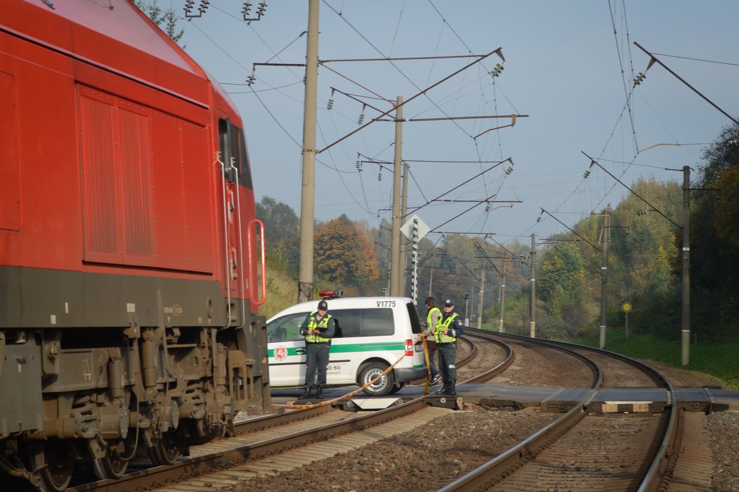 Vilniuje šalia geležinkelio bėgių rastas stipriai sumuštas vyras: komos būsenos nukentėjusįjį medikai skubiai išgabeno į ligoninę.<br>D.Umbraso asociatyvi nuotr.
