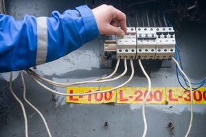 Privataus sklypo savininko ginčas su ESO dėl per brangiai įvestos elektros: štai, kaip susidėliojo
